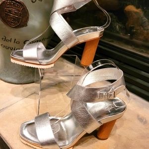 Adorable! H Halston Criss Cross strap Sandals size 6.5